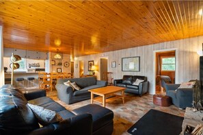Smart TV, fireplace, streaming services, stereo