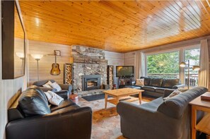 Smart TV, fireplace, streaming services, stereo