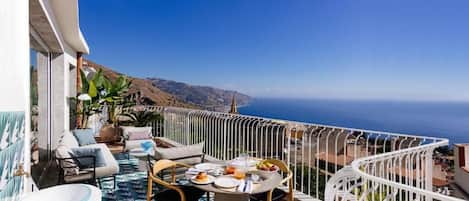Panoramic Apartment | Terrace/patio