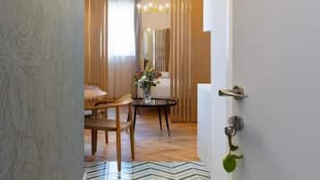 Seprai premium, selimut bulu angsa, minibar, dan brankas