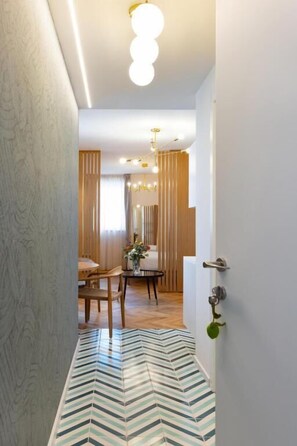 高档床上用品、羽绒被、迷你吧、客房内保险箱
