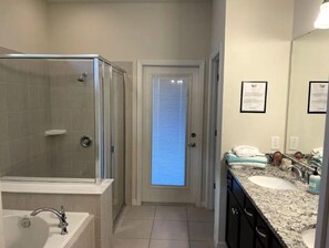 Toallas, jabón, papel de baño 