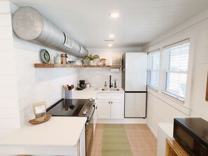 Fridge, microwave, oven, cookware/dishes/utensils - The Little Paddle Beach Cottage near the Boardwalk (Carolina Beach)