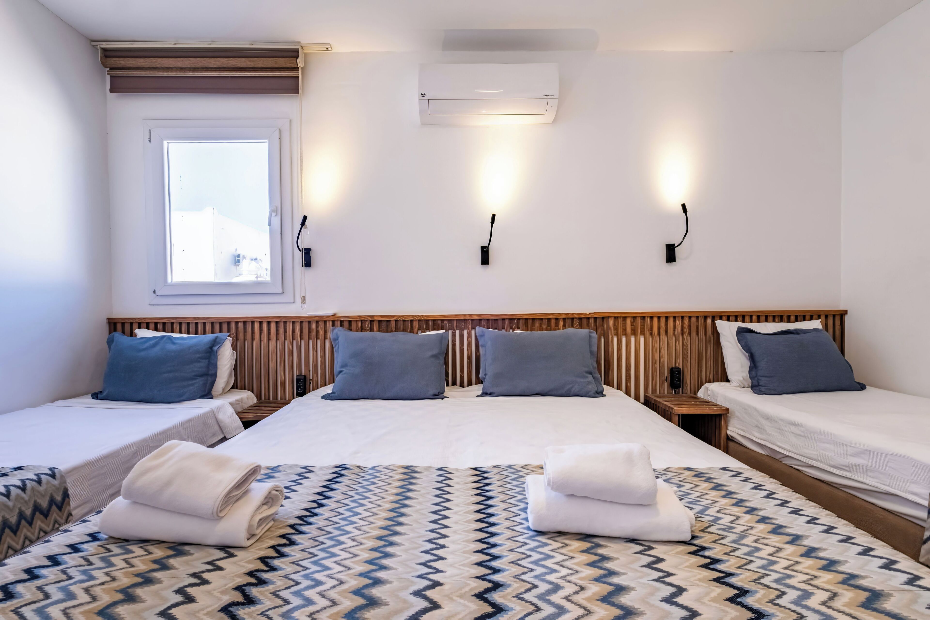 Chambre quadruple Standard | Minibar, rideaux d’obscurcissement, lit de bébé (gratuit)