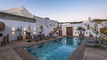 Una piscina al aire libre de temporada