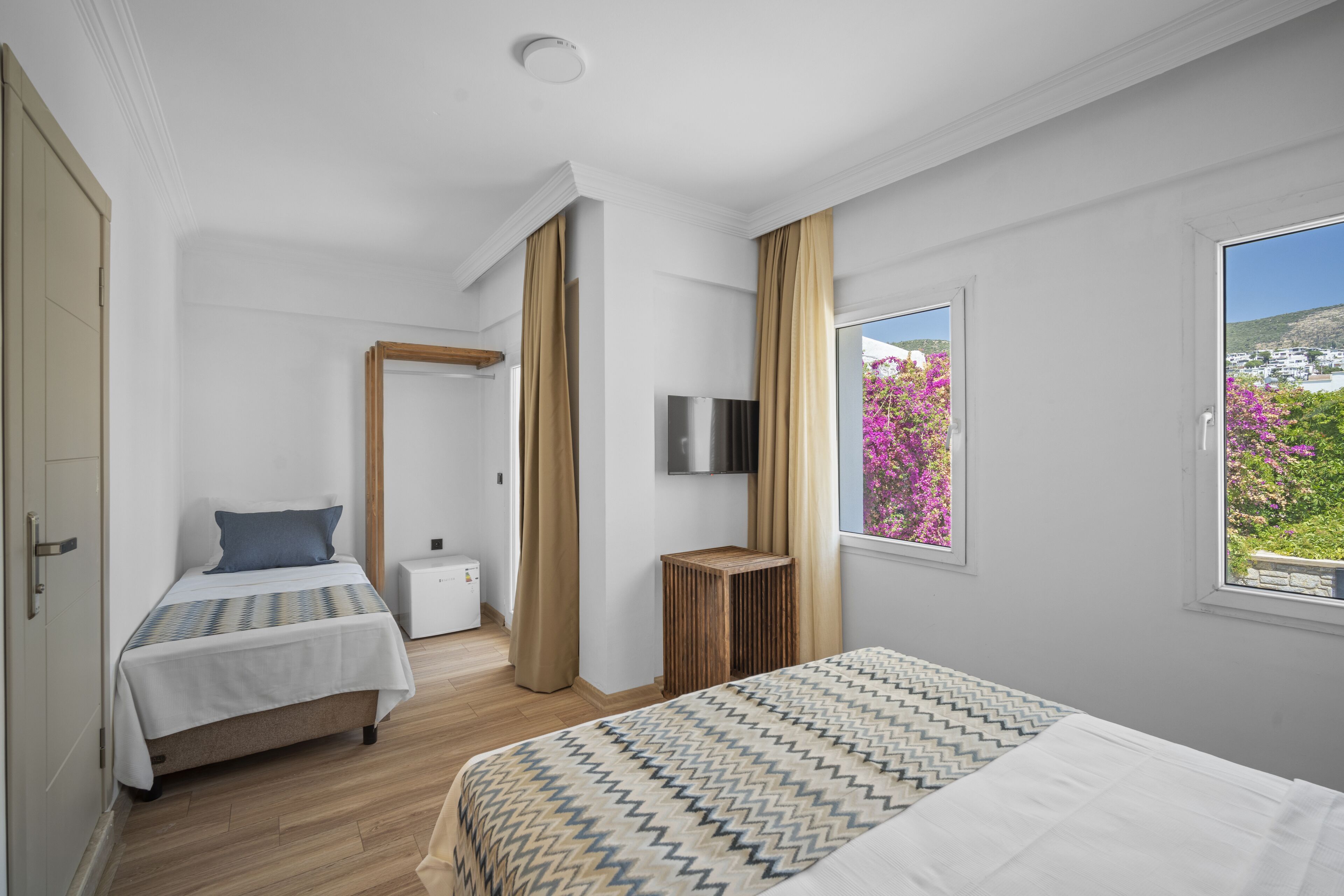 标准房 | 迷你吧、遮光窗帘、免费 WiFi、床单