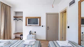 Kamar Triple Standar | Minibar, tirai kedap cahaya, tempat tidur bayi gratis, dan Wi-Fi gratis