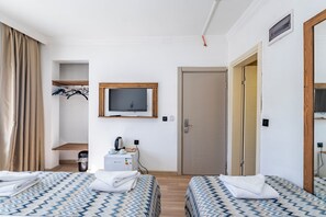 Habitación triple estándar | Minibar, cortinas opacas, cunas gratuitas y wifi gratis