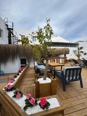 Kauden mukainen ulkouima-allas