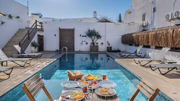 Desayuno con opciones de la cocina local incluido todos los días