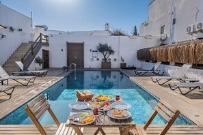 Desayuno con opciones de la cocina local incluido todos los días 