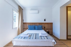 Superior-værelse til 3 personer - balkon | Minibar, mørklægningsgardiner, gratis baby-/barnesenge, gratis Wi-Fi