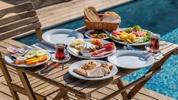 Desayuno con opciones de la cocina local incluido todos los días