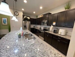 Fridge, microwave, oven, stovetop - Amazing Home Resort Near Disney 8931 Sy (Kissimmee)