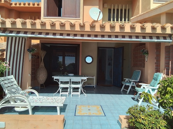 Outdoor dining - Apartment in a residential complex 5 minutes from Campulongu Beach (Villasimius)