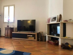 Smart-tv och eldstad