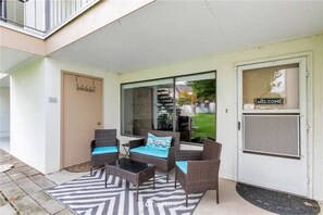 Terrace/patio - #123 condo by large pool/ Gorge shuttle pick up area-book separately (Quincy)