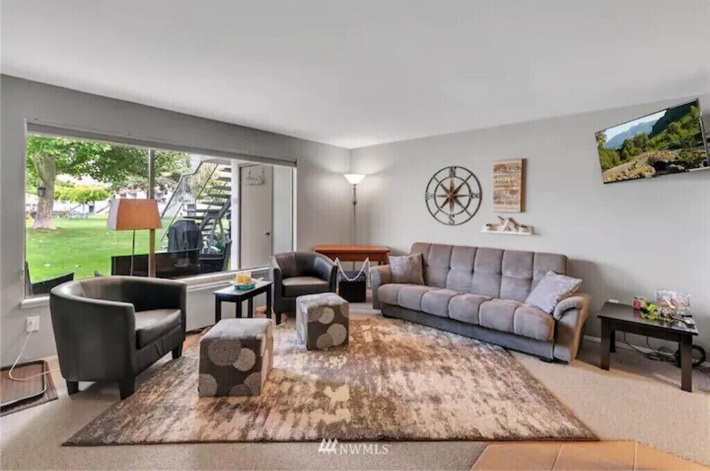#123 condo by large pool/ Gorge shuttle pick up area-book separately