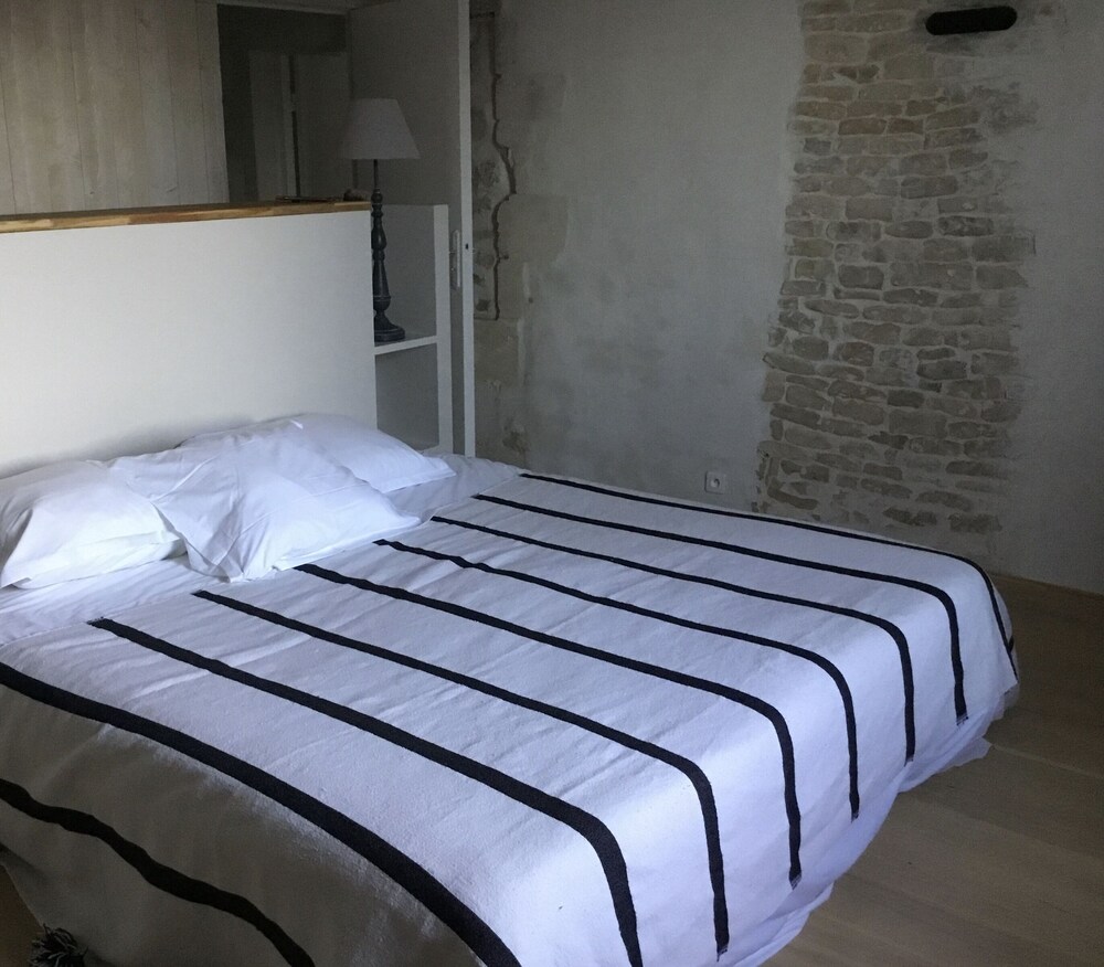 Ile de re family house, garden swimming pool, close to the sea on foot