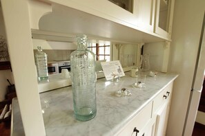 Jääkaappi, mikroaaltouuni, uuni, astianpesukone