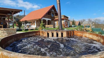 Bañera de hidromasaje al aire libre