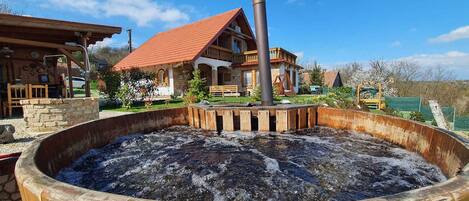 Bañera de hidromasaje al aire libre