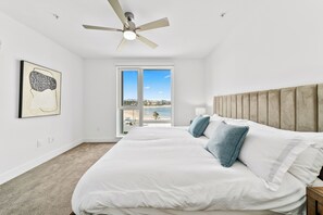 2 habitaciones, escritorio y tabla de planchar con plancha 