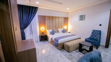 Royal Room | Desk, free WiFi