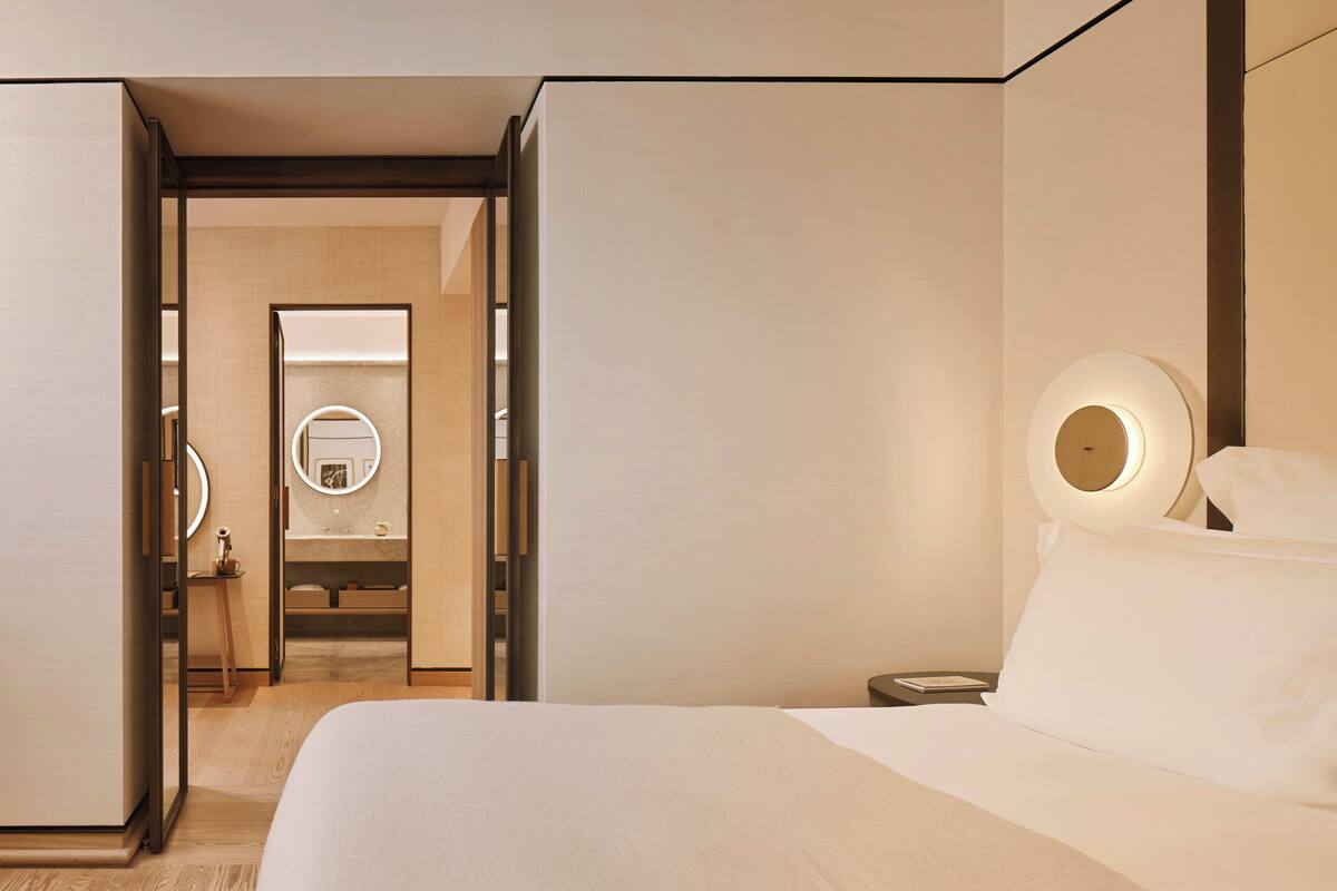 Premium Room, 1 King Bed, City View | Hypo-allergenic bedding, minibar, in-room safe, desk