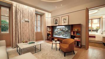 Hypo-allergenic bedding, minibar, in-room safe, desk
