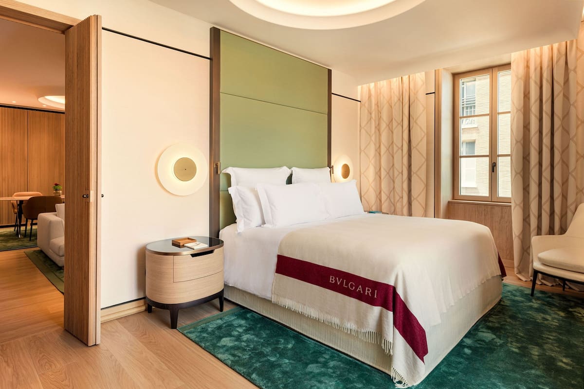 Premium Suite, 1 Bedroom, Terrace, City View | Peralatan tempat tidur hipoalergenik, bar mini, peti besi dalam bilik