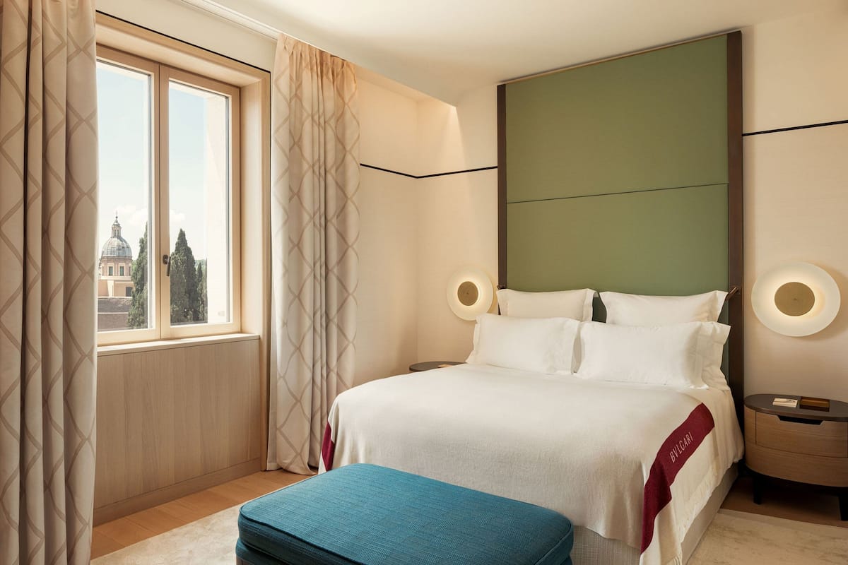 Junior Suite, 1 Bedroom, City View | Peralatan tempat tidur hipoalergenik, bar mini, peti besi dalam bilik
