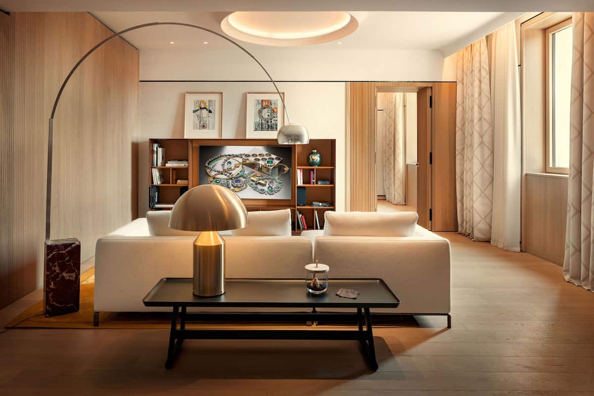 Deluxe Suite, 1 Bedroom, City View | Peralatan tempat tidur hipoalergenik, bar mini, peti besi dalam bilik