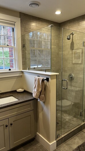 Towels, soap, toilet paper - Idyllic Woodstock, VT Cottage (Woodstock)