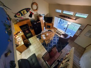 Uma cozinha compacta com área de refeições, uma janela grande e vista para o exterior.