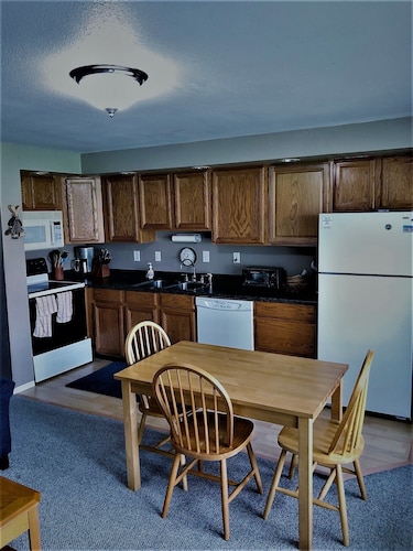 Condo nearby pool and the Gorge shuttle stop