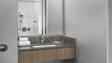 Ducha, secador de pelo, toallas, jabón