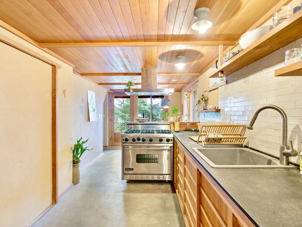 Kühlschrank, Ofen, Herdplatte, Wasserkocher mit Kaffee-/Teezubehör