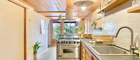 Kühlschrank, Ofen, Herdplatte, Wasserkocher mit Kaffee-/Teezubehör