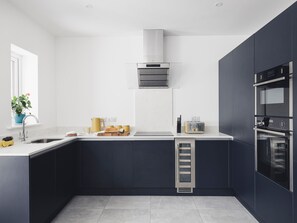 Fridge, dishwasher, electric kettle, toaster - 3 Ocean Walk (Perranporth)