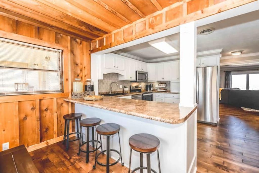 Secluded Luxurious Cabin, Sleeps 16, Hot tub/Sauna