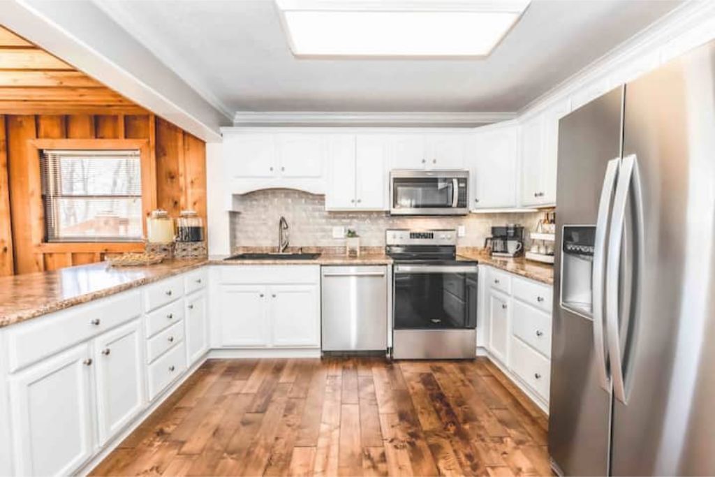 Secluded Luxurious Cabin, Sleeps 16, Hot tub/Sauna