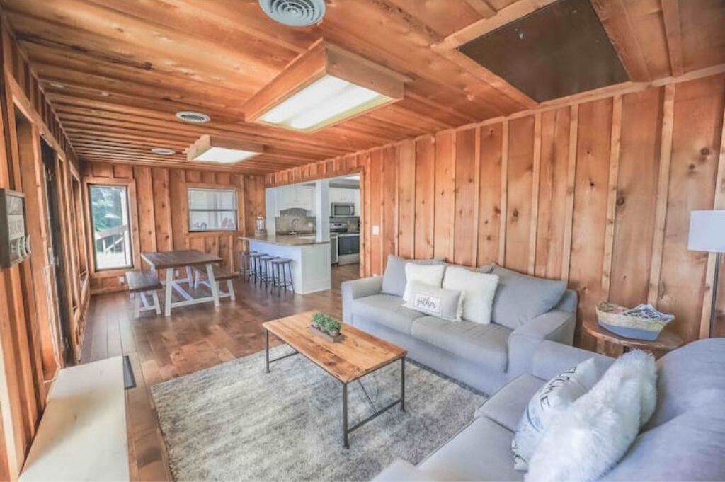 Secluded Luxurious Cabin, Sleeps 16, Hot tub/Sauna