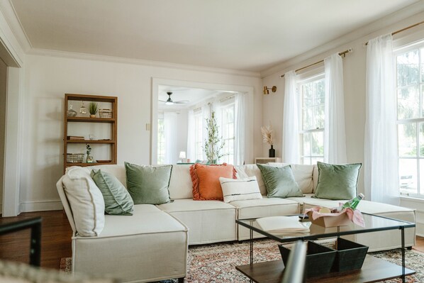 Smart TV - Rare East Side Gem! Walk > Lake Michigan. Historic Flat by Beach, UWM, Lake Park (Milwaukee)