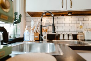 Fridge, microwave, oven, stovetop - Rare East Side Gem! Walk > Lake Michigan. Historic Flat by Beach, UWM, Lake Park (Milwaukee)