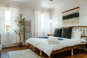 3 bedrooms, desk, iron/ironing board, free WiFi - Rare East Side Gem! Walk > Lake Michigan. Historic Flat by Beach, UWM, Lake Park (Milwaukee)