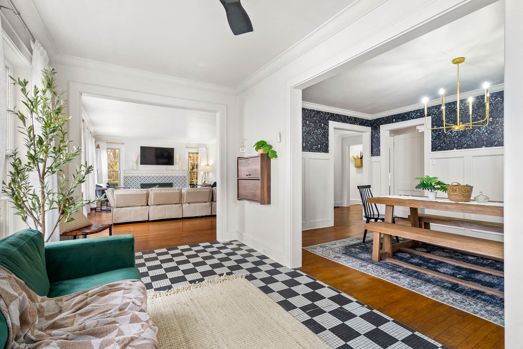 Rare East Side Gem! Walk > Lake Michigan. Historic Flat by Beach, UWM, Lake Park