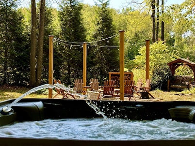 Ohiopyle/Fallingwater Stargazers Cozy Cabin Covered Hot Tub/Fire Pit / Sleeps 5