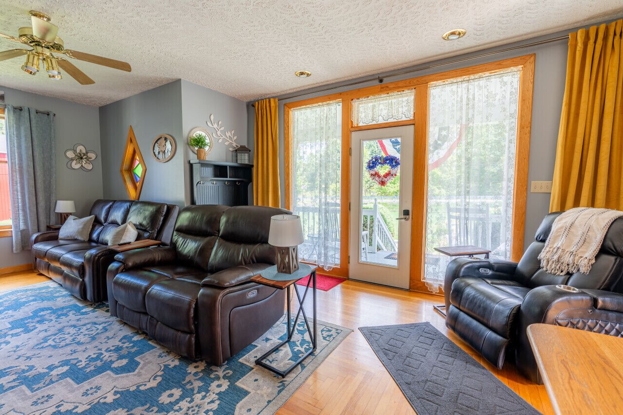 Fall Getaway Mill Run Inn: Sleeps 12 · 5br 5ba · Hot Tub Fire Pit Grill Pool - Ohio