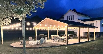Fall Getaway Mill Run Inn: Sleeps 12 · 5BR 5BA · Hot Tub Fire Pit Grill Pool